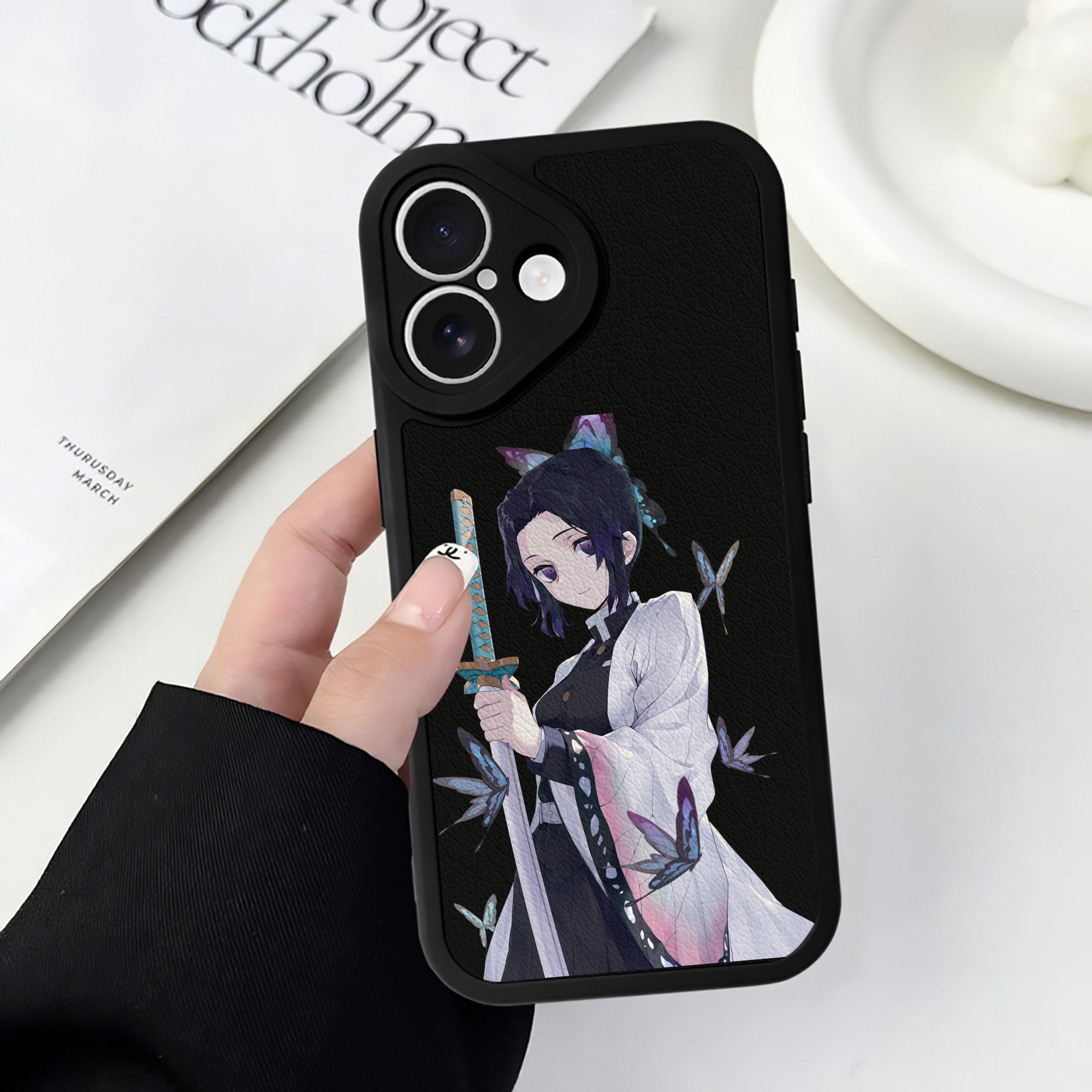 （画像用） 鬼滅の刃（きめつのやいば）蟲柱-胡蝶 しのぶ／こちょう しのぶ Kochou Shinobu 【iPhone 16シリーズ対応】シリコンスマホケース（レザー調） 材質：シリコン